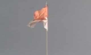 Sang Merah Putih Sudah Lusuh Terpasang di Depan Kantor Kecamatan Banjaran, Dikeluhkan Pejuang Kemerdekaan